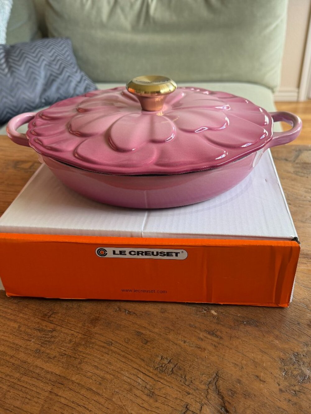 Le Creuset Signature Cast Iron Petal Shallow Casserole 2.25 qt Berry Pink 26 NEW - Picture 4 of 16